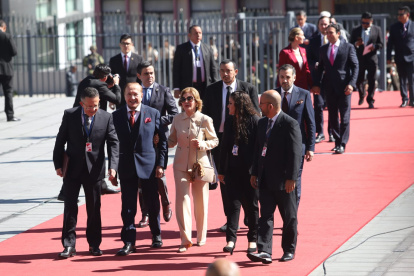 Isabel Noboa ingresa a la Asamblea en compañía de su familia.