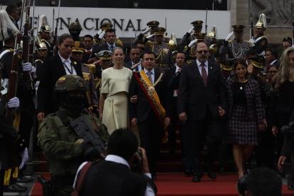 Cambio de mando. El presidente Daniel Noboa, junto a su esposa, Lavinia Valbonesi, al cierre del evento.