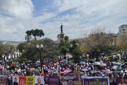 Simpatizantes de Daniel Noboa en la Plaza Grande.