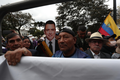 Simpatizantes del presidente de Ecuador, Daniel Noboa, esperan su salida tras la ceremonia de investidura hoy, a las afueras de la Asamblea Nacional, en Quito (Ecuador).