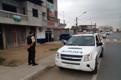 Uniformados de la Policía Nacional acudieron al destacamento para tomar versiones.