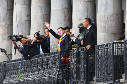 El presidente de Ecuador, Daniel Noboa, saluda desde el Palacio de Gobierno hoy, en Quito (Ecuador).