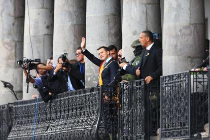 El presidente de Ecuador, Daniel Noboa, saluda desde el Palacio de Gobierno hoy, en Quito (Ecuador).