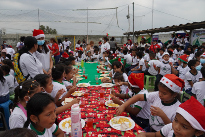 Acto. Las donaciones de alimentos ayudarán a los niños en Navidad.
