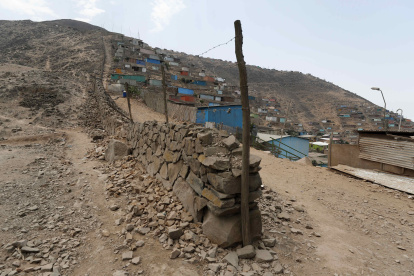 Fotografía del llamado "muro de la vergüenza", que divide los distritos limeños de Villa María del Triunfo y La Molina, el 9 de enero de 2023, en Lima (Perú). EFE/Paolo Aguilar