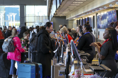 Pasajeros hacen fila para facturar equipaje y recibir tarjetas de embarque en el Aeropuerto Internacional de Austin-Bergstrom, en Austin, Texas (EE.UU.), este 22 de noviembre de 2023.
