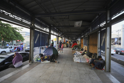 Migrantes permanecen en tiendas de campaña en una estación de transporte público fuera de servicio, el 21 de noviembre de 2023, en Tegucigalpa (Honduras).