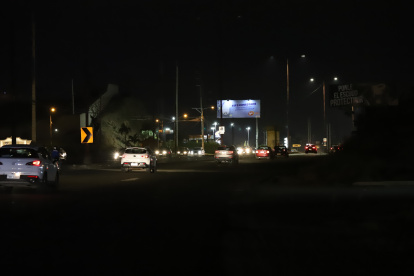 Daños. La falta de iluminación en varios tramos de la avenida León Febres Cordero es un problema que afecta desde hace meses a los conductores.
