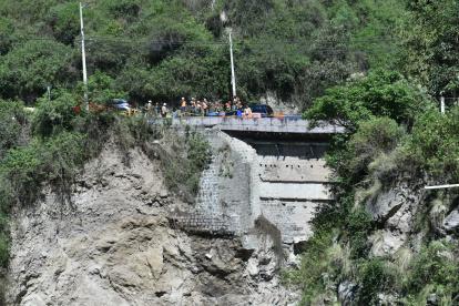 El caudal del río causó la erosión del talud ubicado en el puente antiguo que tiene 100 años de construcción.