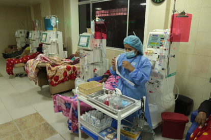 Los centros de diálisis dicen atender a 5.500 pacientes derivados del IESS y que la entidad les debe $ 55 millones.