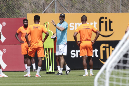 Dte Felix Sanchez dirige el entrenamiento de la selección previo al partido contra Chile, en la casa de la selección.