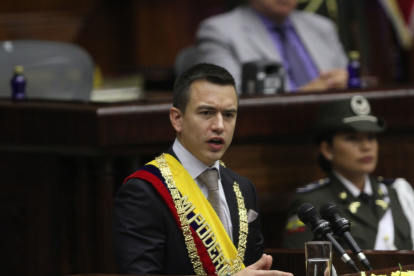 Símbolos. Noboa luego de ser investido con la banda presidencial y el gran collar de la orden nacional al Mérito.