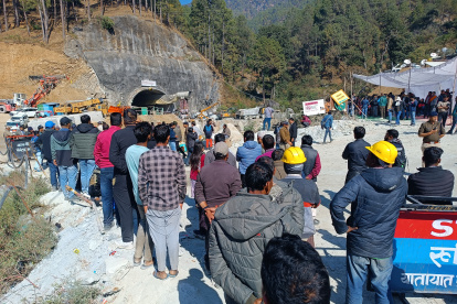 Trabajadores de rescate cerca del túnel colapsado hace doce días donde están atrapados 41 obreros en Uttarkashi, en el norte de la India.