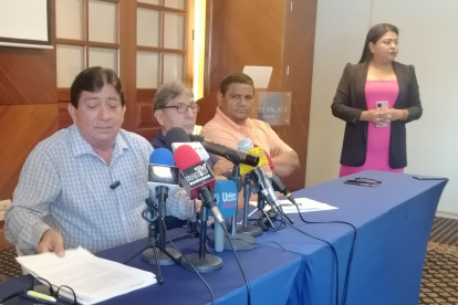 Segundo Solano (izquierda), presidente de la Asociación de Bananeros Orense.