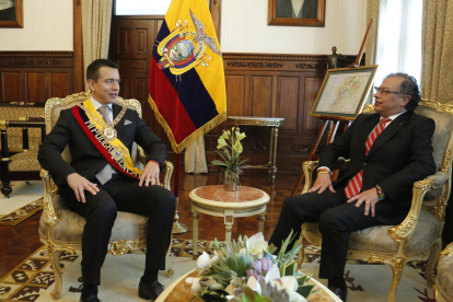 Fotografía cedida por la Presidencia de Ecuador que muestra al presidente, Daniel Noboa (i), junto a su homólogo de Colombia, Gustavo Petro, durante una reunión, en Quito (Ecuador).