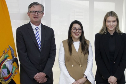 Juan Carlos Vega junto a las ministras de Energía, Andrea Arrobo, y Ambiente, Sade Fritsch