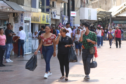 Referencial. Las calles que serán peatonalizadas están por el sector de la bahía, donde existe un alto flujo comercial.