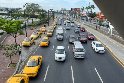Decenas de carros hacen fila en busca de combustible.