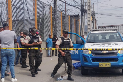 Asesinaron a un agente de tránsito mientras laboraba en la vía a Daule, quedó en un costado.