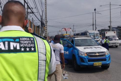 Otros agentes llegaron al sitio para socorrer a su compeñero.