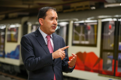El gerente del Metro de Quito, Víctor Hugo Villacrés, habla con EFE el 22 de noviembre en Quito (Ecuador).