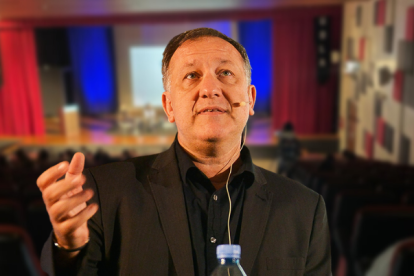 El argentino Carlos Scolari ofreció un taller de la inteligencia artificial ChatGPT en Mediamorfosis