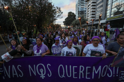 Activistas, grupos feministas y de derechos humanos participan en una manifestación en reclamo de sus derechos, en una fotografía de archivo.