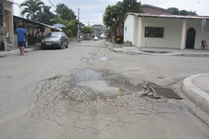 Daños. Una de las calles interiores del Buijo Histórico se encuentra en mal estado por el paso de volquetas.