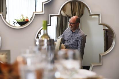 En la mesa mientras conversa con el equipo de SEMANA.