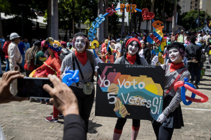 Caracas.  Manifestantes participan en una marcha de apoyo al reclamo territorial venezolano por el Esequibo.