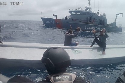 Las lanchas guardacostas de la Armada interceptaron el semisumergible en la zona de exclusión marítima ecuatoriana.