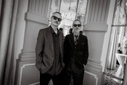 Viktor y Rolf luciendo sus propias gafas