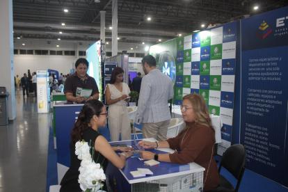 Logística. María Dolores Cobos, gerente de la empresa Etyecu (primera derecha).