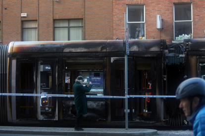 Dublín. Un tranvía aparece dañado tras los disturbios en esta capital.