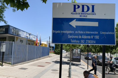 La entrada a una comisaria de policía hoy, en el barrio Vitacura de Santiago (Chile).