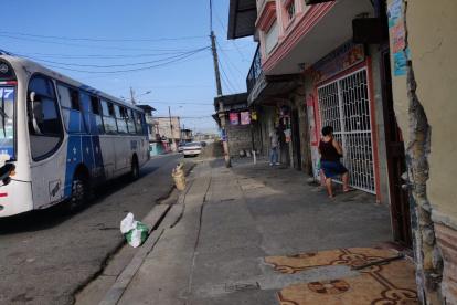 El transporte urbano se impactó contra una vivienda y dos tiendas.