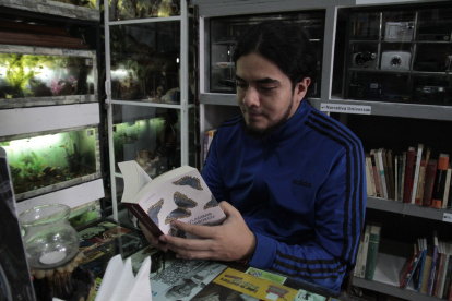 Personaje. El escritor y librero Richard Jiménez (Neal Moriarty) es copropietario de Hard Books Aquarium, ubicado en Calderón, al norte de Quito.