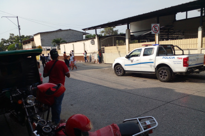 Resguardo. La policía custodia afuera de la casa de salud donde inicialmente fue llevado el sospechoso.