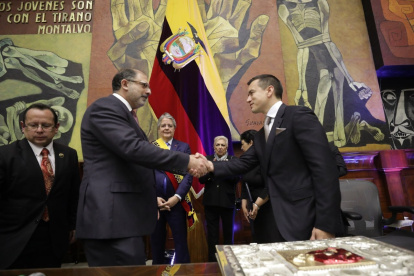 Aliados. Henry Kronfle y Daniel Noboa se saludan tras el breve y poco significativo discurso de investidura del nuevo presidente de la República.
