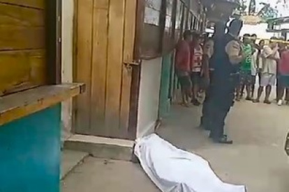 El hombre cayó con su moto al pie de uno de los locales del turístico balneario.