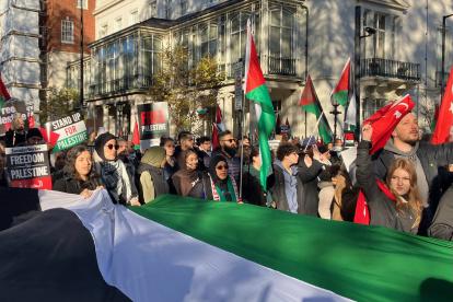 Los ciudadanos salieron a las calles con banderas de Palestina.
