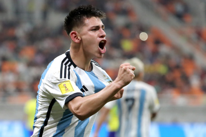 El argentino Claudio Echeverri le hizo tres goles a Brasil y llega a ‘semis’ con cinco tantos para medir a Alemania.