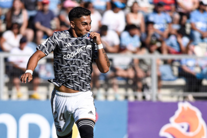 Thompson tiene 19 años. Fue descubierto a los siete y a los 11 ya era parte de Colo Colo, que aún es su actual equipo. A los 17 firmó su primer contrato profesional.