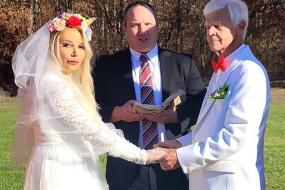 María Soledad Reyes con su esposo.