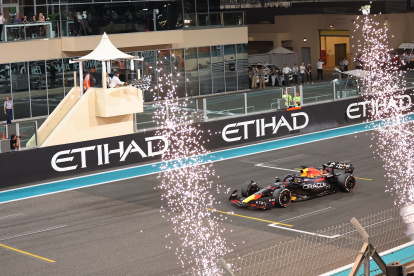 Abu Dhabi (United Arab Emirates), 26/11/2023.- Dutch Formula One driver Max Verstappen of Red Bull Racing crosses the finish line first to win the Formula 1 Abu Dhabi Grand Prix in Abu Dhabi, United Arab Emirates, 26 November 2023. (Fórmula Uno, Emiratos Árabes Unidos) EFE/EPA/ALI HAIDER