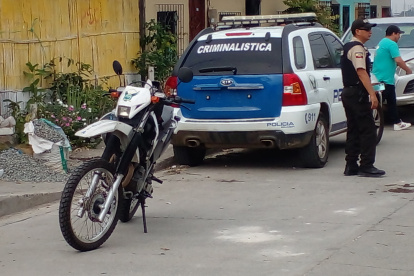Investigación. A la policía le tocó indagar la identidad de los baleados. El vecindario prefirió no hablar.