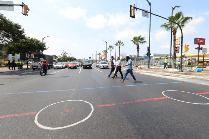 Puente. En la calzada están marcados los espacios para los pilares