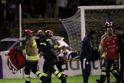 Robert Cabrera fue sacado de urgencia del estadio cuencano.