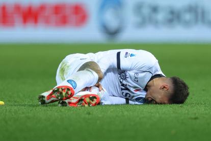 Bergamo (Italy), 25/11/2023.- Napoli"s Mathias Olivera reacts injured during the Italian Serie A soccer match Atalanta BC vs SSC Napoli in Bergamo, Italy, 25 November 2023. (Italia) EFE/EPA/MICHELE MARAVIGLIA