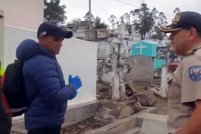 Caso. El nieto de Segundo Robayo muestra el sitio donde descansa su abuelo, aunque registra como vivo.